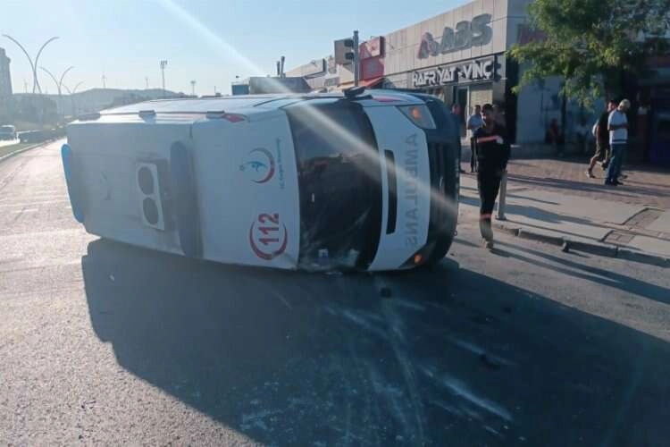 Aliağa'da ambulans ile kamyonet çarpıştı! haberinin görseli