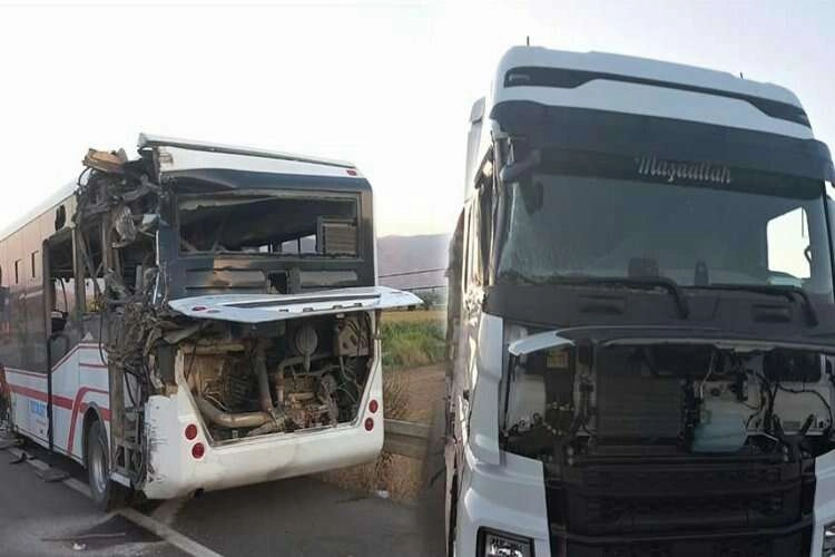 İzmir'de kamyon belediye otobüsüne çarptı! haberinin görseli