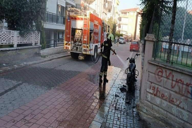 Denizli'de park halindeki motosiklet yandı haberinin görseli