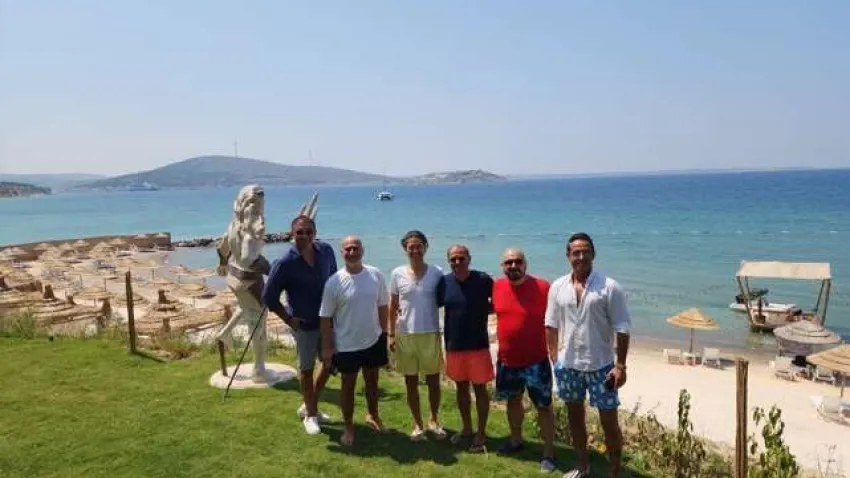cesme-nin-yeni-gozdesi-qum-beach-unlu-isimleri-agirladi-5472