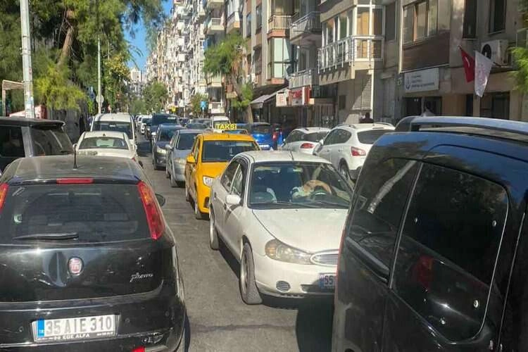 İzmir'de metro ve tramvay eylemi 2. gününde: Trafik yine kilitlendi! haberinin görseli