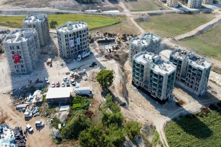 Adana'da deprem konutları yükselmeye devam ediyor haberinin görseli