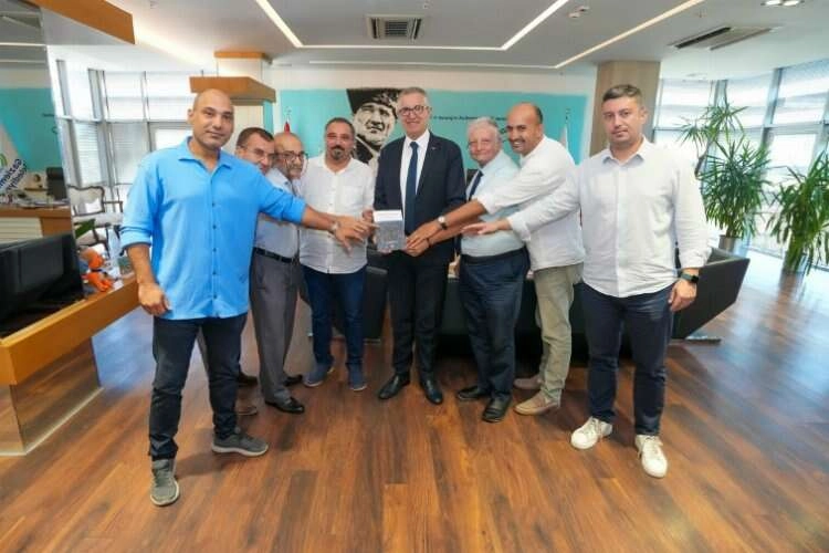 Gazetecilerden Başkan Arda’ya anlamlı hediye haberinin görseli