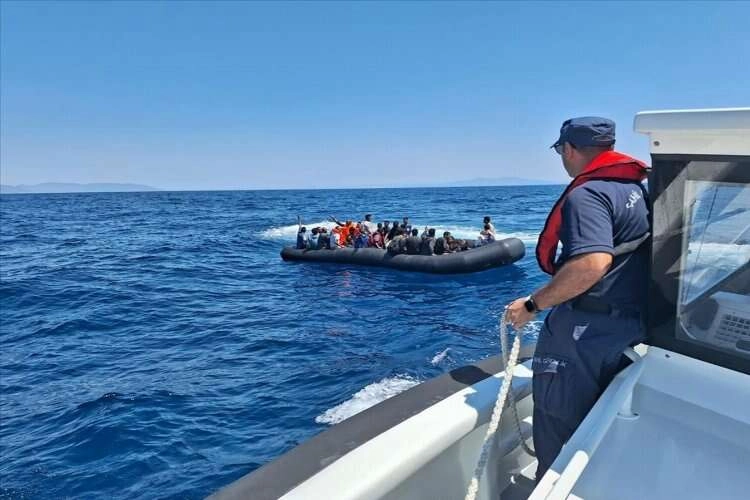 İzmir açıklarında 58 düzensiz göçmen kurtarılırken, 35 göçmen yakalandı haberinin görseli
