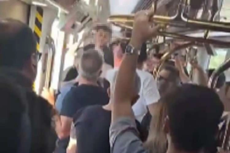 İzmir metrosunda yumruk yumruğa kavga