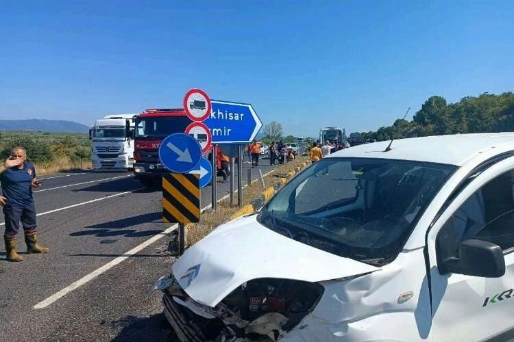 Manisa'da feci kaza: Yaralılar var! haberinin görseli