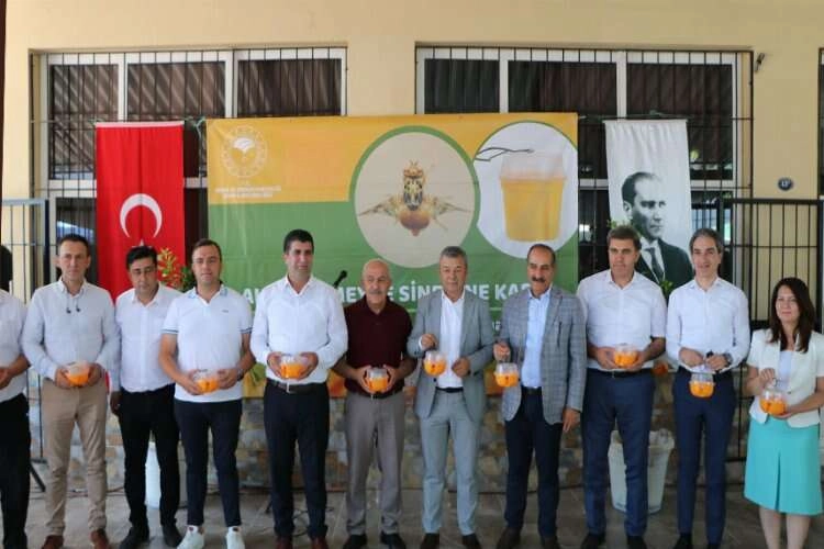 İzmir'de Biyoteknik Mücadele: 3 bin tuzak üreticiye dağıtıldı