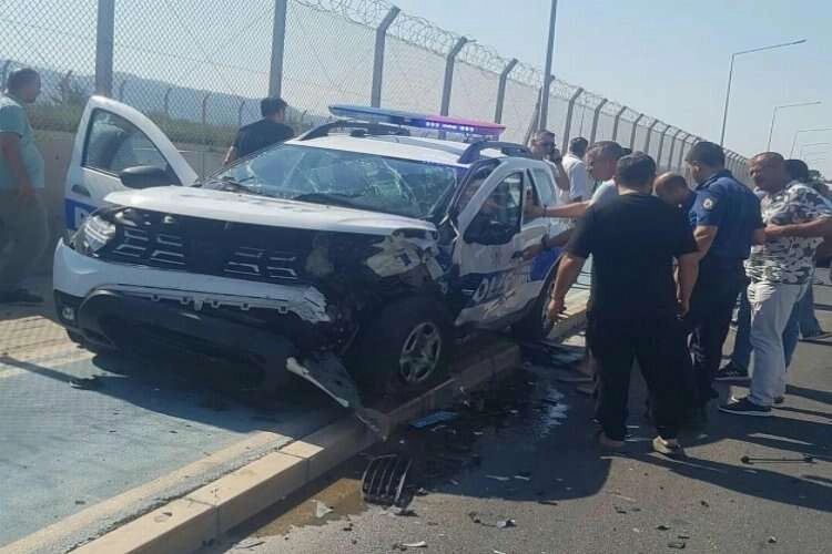 İzmir'de kaza! Otomobil polis aracına çarptı haberinin görseli