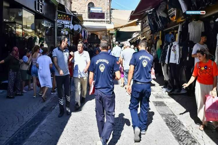 İzmir'de zabıtadan Kemeraltı çarşısında denetim haberinin görseli
