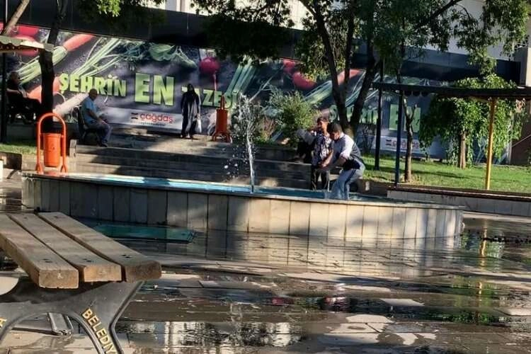 Sıcaktan bunalan çocukların tehlikeli oyunu haberinin görseli