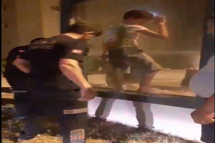 Reklam panosuna sıkışan çocuk böyle kurtarıldı haberinin görseli