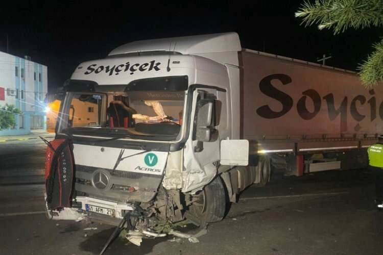 Uşak'ta feci kaza: Otomobil karşı şeride geçti haberinin görseli