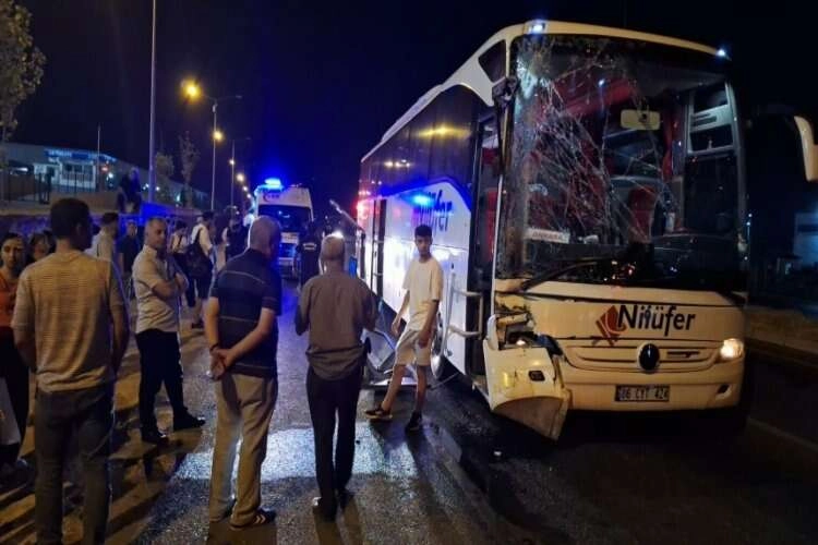 Turgutlu’da yolcu otobüsü TIR'la çarpıştı haberinin görseli