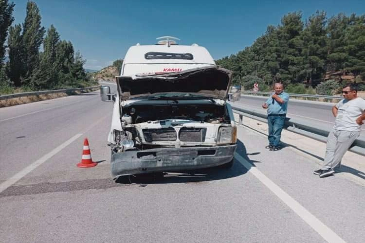 Kütahya'da işçi servisleri kaza yaptı: Yaralılar var haberinin görseli