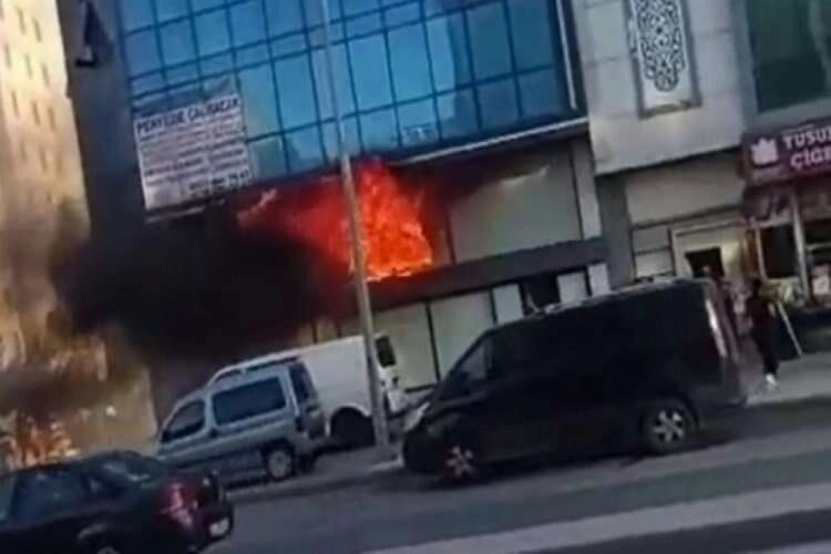 İstanbul'da yangın: Tekstil atölyesi alev alev yandı haberinin görseli