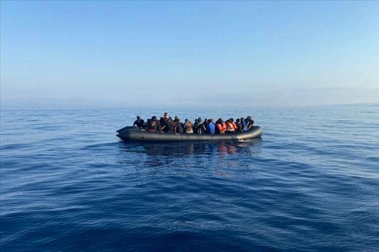 İzmir açıklarında çok sayıda düzensiz göçmen yakalandı haberinin görseli
