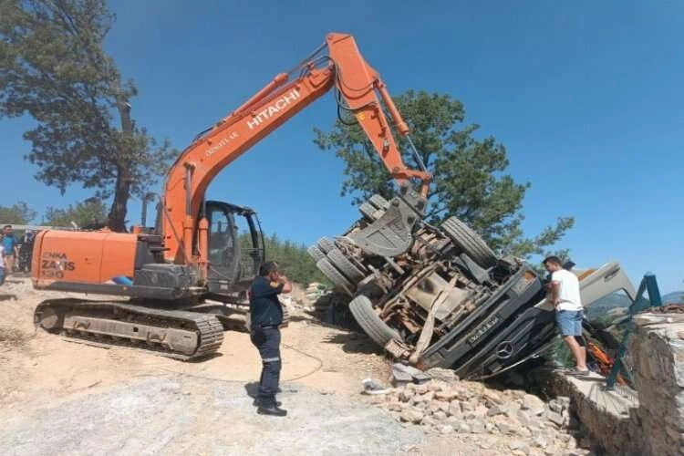 Muğla'da hafriyat yüklü kamyon devrildi: 1 yaralı