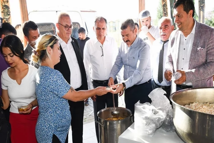 Uşak'ta muharrem ayı sebebiyle aşure ikram edildi haberinin görseli