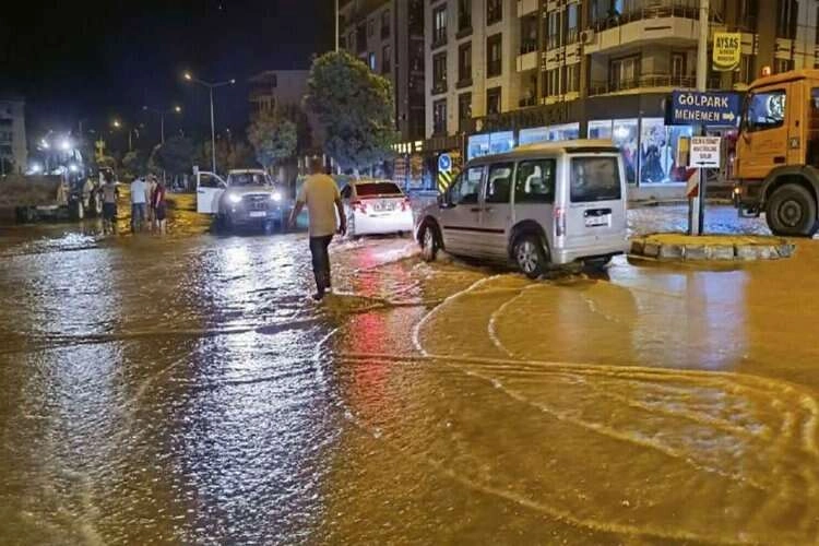 İzmir'de ana boru patladı: İki mahalleyi su bastı! haberinin görseli