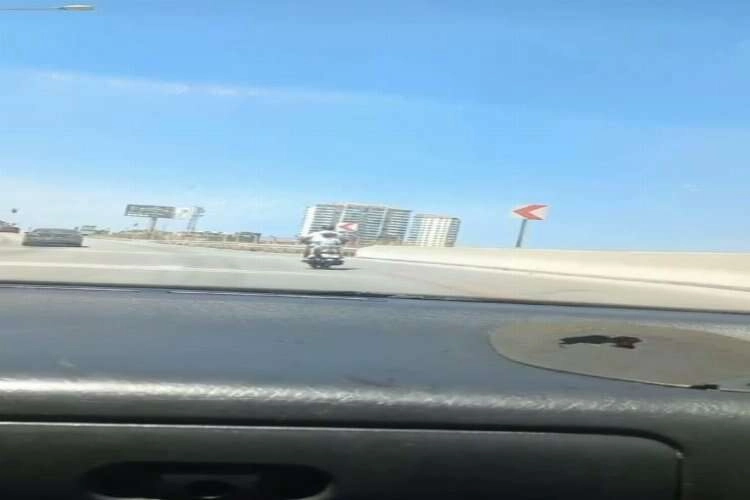 Küçük çocuğun tehlikeli motosiklet yolculuğu haberinin görseli