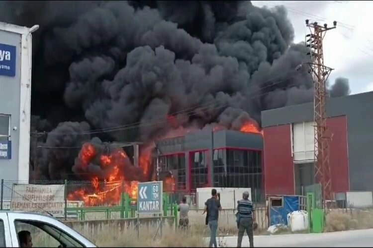 Tekirdağ’da yanan fabrikadan geriye kalanlar haberinin görseli