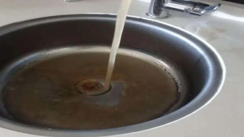 Musluktan toprak rengi su aktı