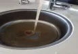 Musluktan toprak rengi su aktı