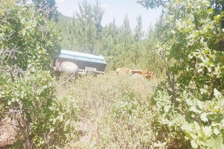 Afyonkarahisar'da ağaçlık alana traktör devrildi haberinin görseli