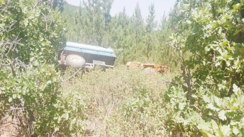 Afyonkarahisar'da ağaçlık alana traktör devrildi haberinin görseli