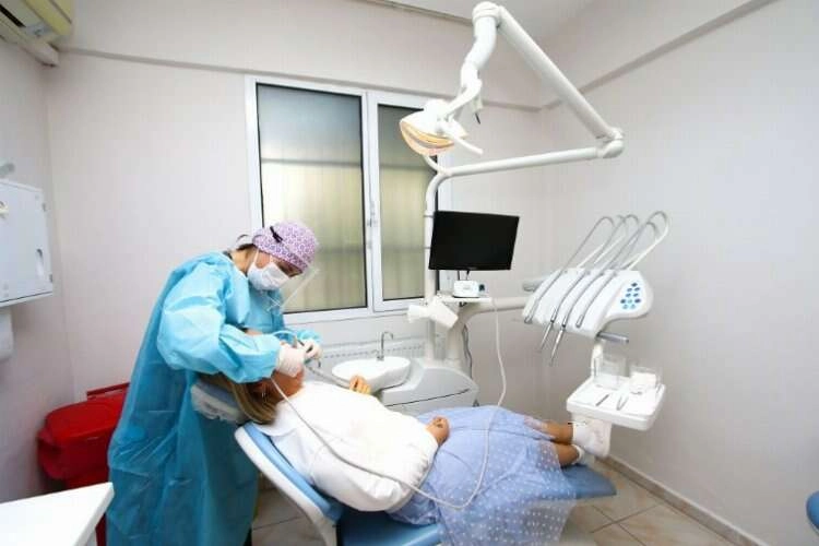 Bayraklı'da 4 yılda 60 bin kişiye ücretsiz diş tedavisi haberinin görseli
