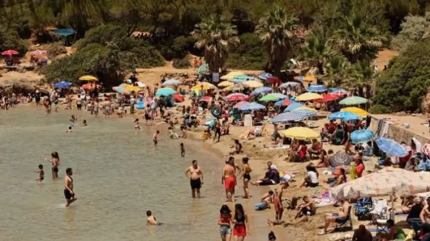 Seferihisar'da doğal plaj çöplüğe döndü