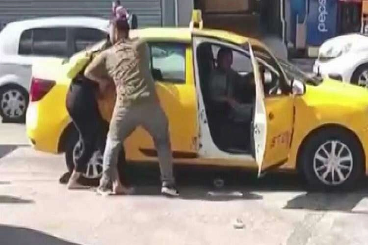 İzmir'de güpegündüz sokak ortasında şiddet! Bayıltana kadar vurdu... haberinin görseli
