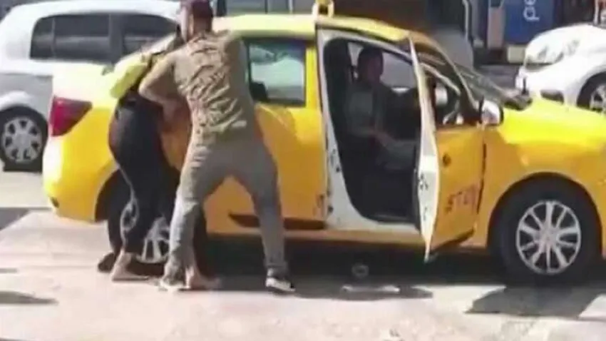 İzmir'de güpegündüz sokak ortasında şiddet! Bayıltana kadar vurdu...