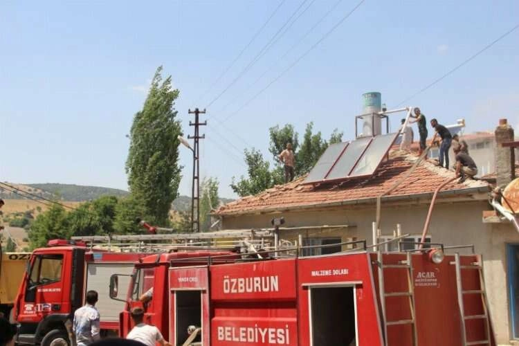 Afyonkarahisar'da tandır yangını: 2 ev zarar gördü haberinin görseli