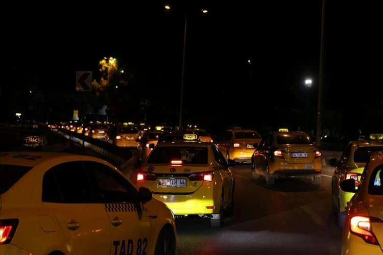İstanbul'da taksicilerden yüzde 100 zam talebi haberinin görseli