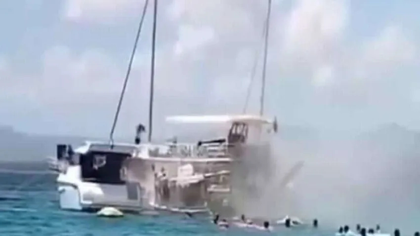 İzmir'de tur teknesinde yangın: Yolcular denize atladı!