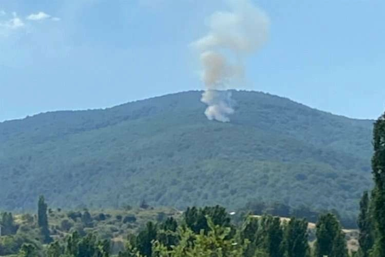 Uşak'ta yangına müdahale devam ediyor haberinin görseli