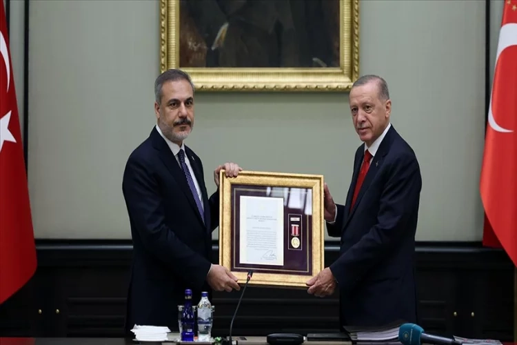 Cumhurbaşkanı Erdoğan, Fidan'a Üstün Hizmet Madalyası takdim etti haberinin görseli