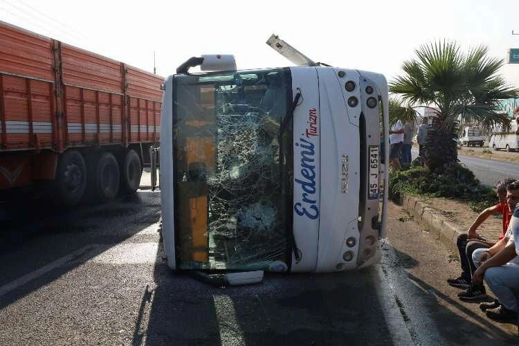 Manisa'da işçi servisi devrildi: Çok sayıda yaralı var