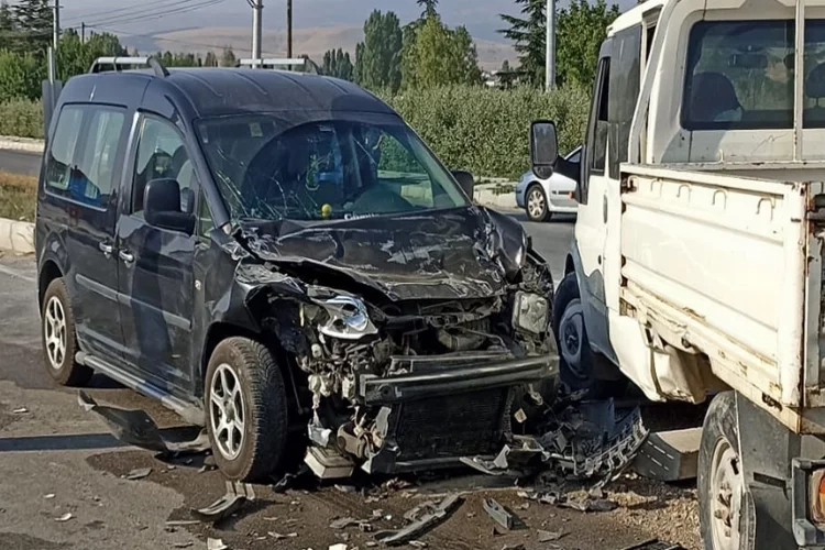 Afyonkarahisar'da ticari araçla kamyonet çarpıştı haberinin görseli