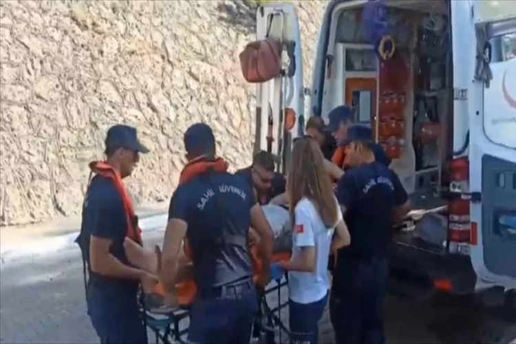 Muğla açıklarındaki teknede yaralanan kişiye tıbbi tahliye haberinin görseli