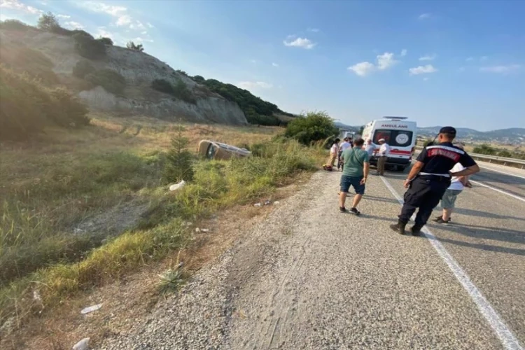 Uşak'ta kaza! Araç tarlaya devrildi haberinin görseli