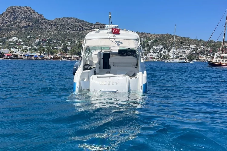 Muğla’da arızalanan motoryat sulara gömüldü