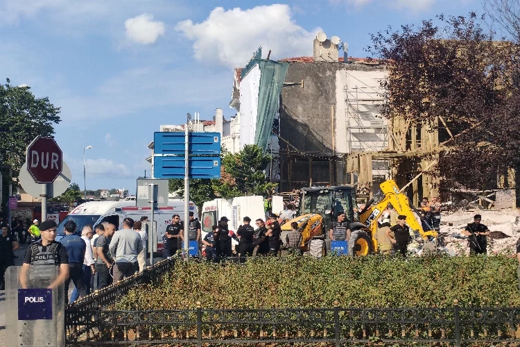 İstanbul Beşiktaş’ta restorasyonu yapılan bina çöktü: 1 ölü, 1 yaralı haberinin görseli