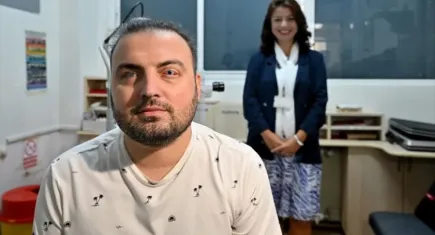 Gözüne lavabo açıcı sıçrayan hastaya babası ışık oldu