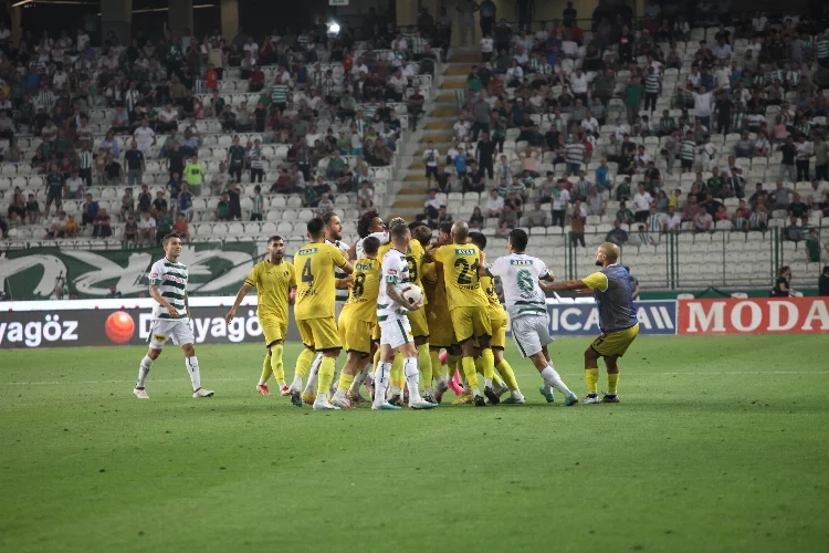 Konya’da olaylı maç! Kırmızı kartlar havada uçuştu haberinin görseli