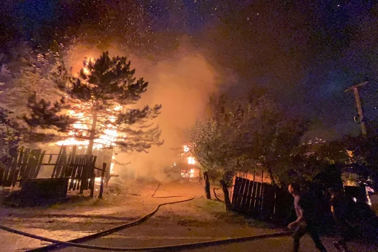 Sakarya’da kundaklama iddiası: İki ev ve iki depo yandı haberinin görseli