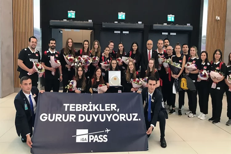 U19 Kız Voleybol Milli Takımı gururla ülkeye ayak bastı