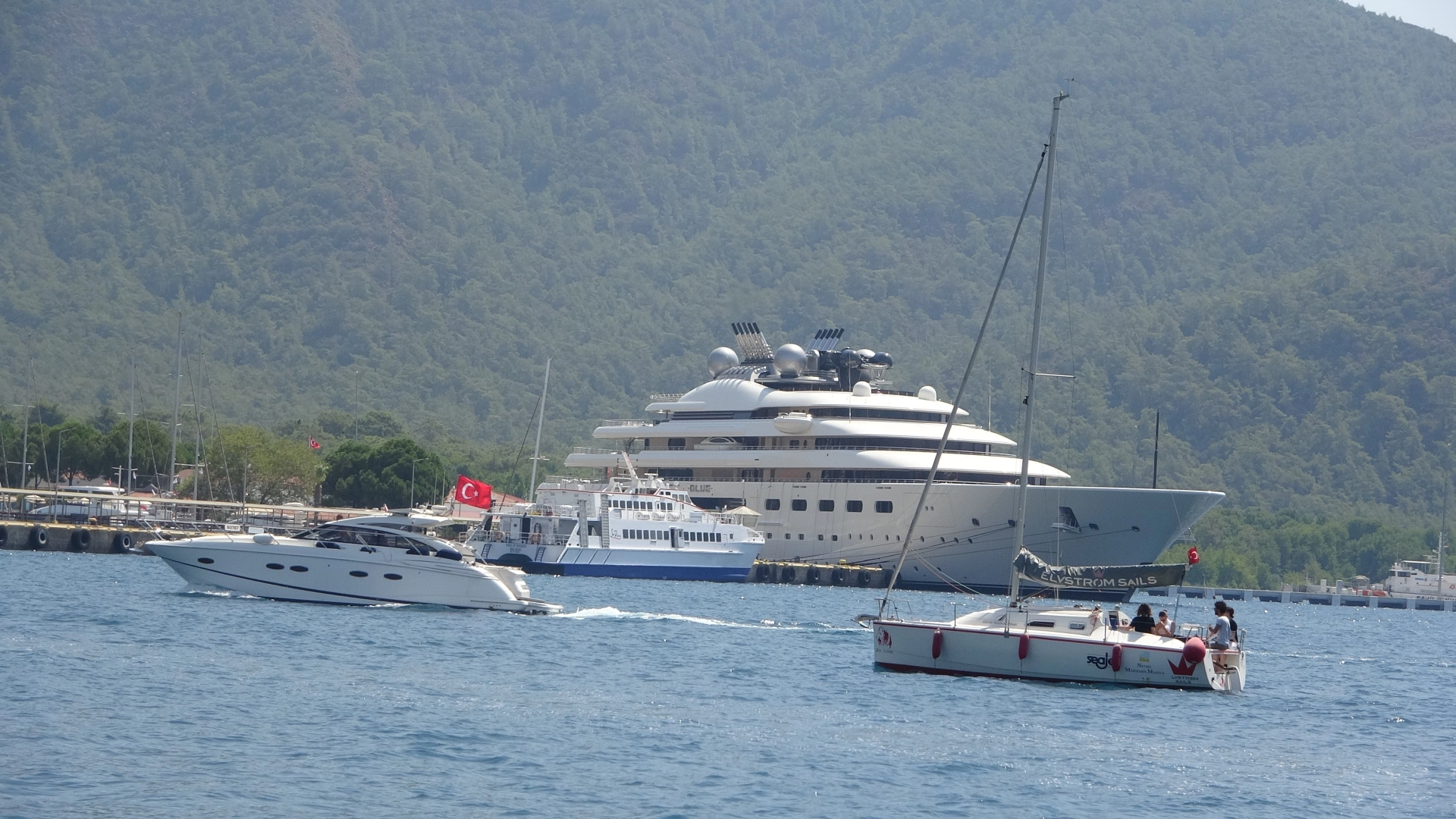 Süper yat 'Blue' Marmaris'e demir attı