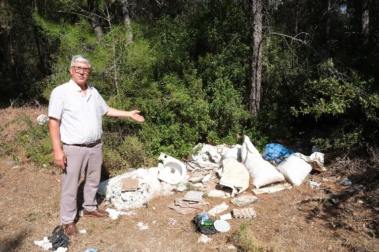 İzmir’de ormana atılan çöpler isyan ettirdi haberinin görseli